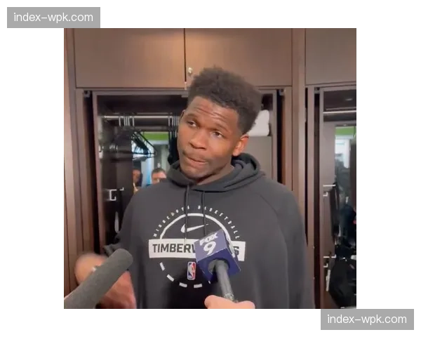 通讯:赛后新闻发布会,爱德华兹直言:“我们今晚打得像一坨垃圾。”