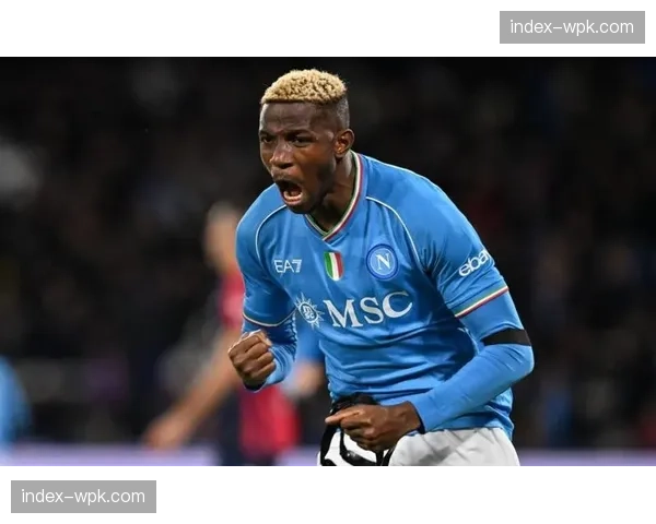 特写：比赛结束，那不勒斯前锋奥斯梅恩查看数据统计板后摇头离场