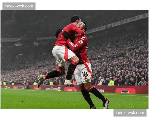 点球罚失后，曼联小将加纳乔低头走回半场，B费上前搂肩安慰